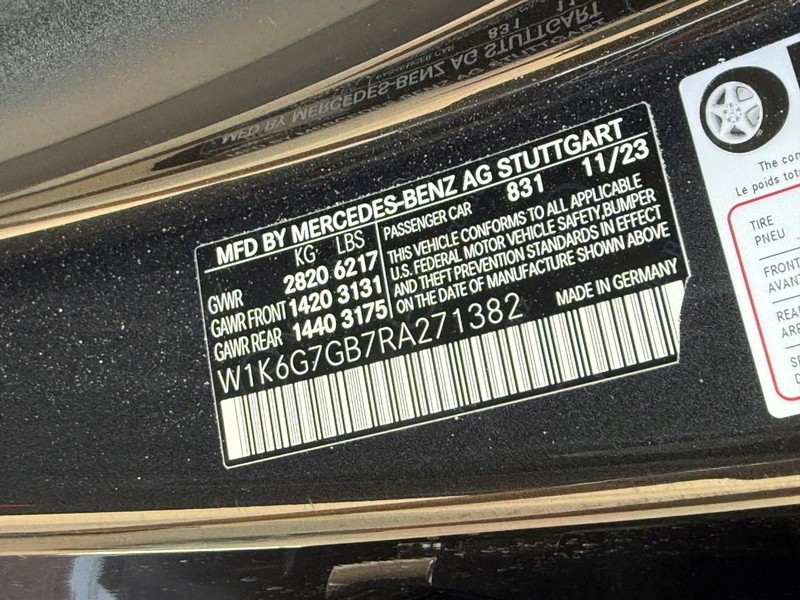 Mercedes-Benz S-Class Vehicle Full-screen Gallery Image 25