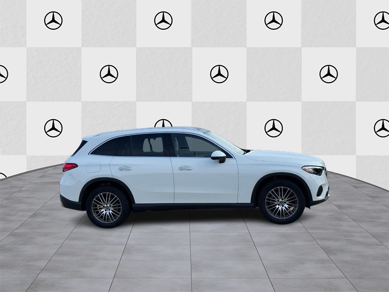 Mercedes-Benz GLC Vehicle Full-screen Gallery Image 2