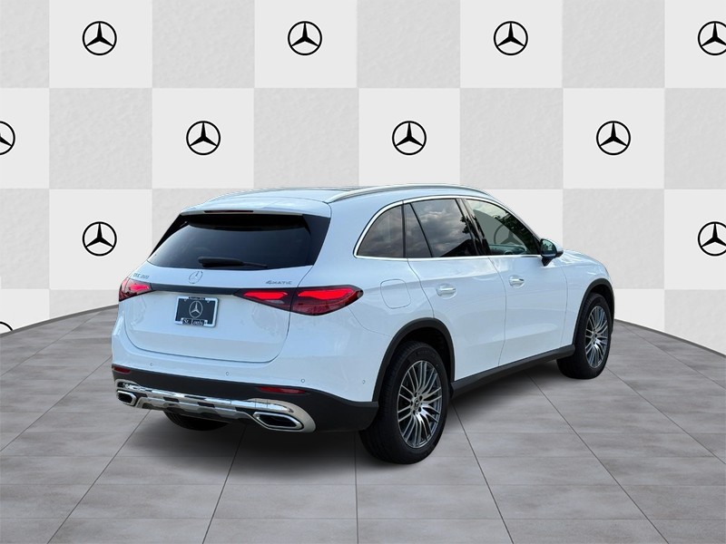 Mercedes-Benz GLC Vehicle Full-screen Gallery Image 3