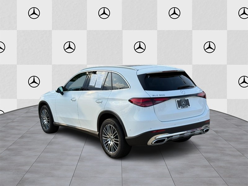 Mercedes-Benz GLC Vehicle Full-screen Gallery Image 4