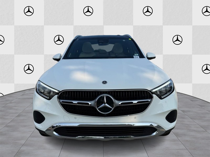 Mercedes-Benz GLC Vehicle Full-screen Gallery Image 7
