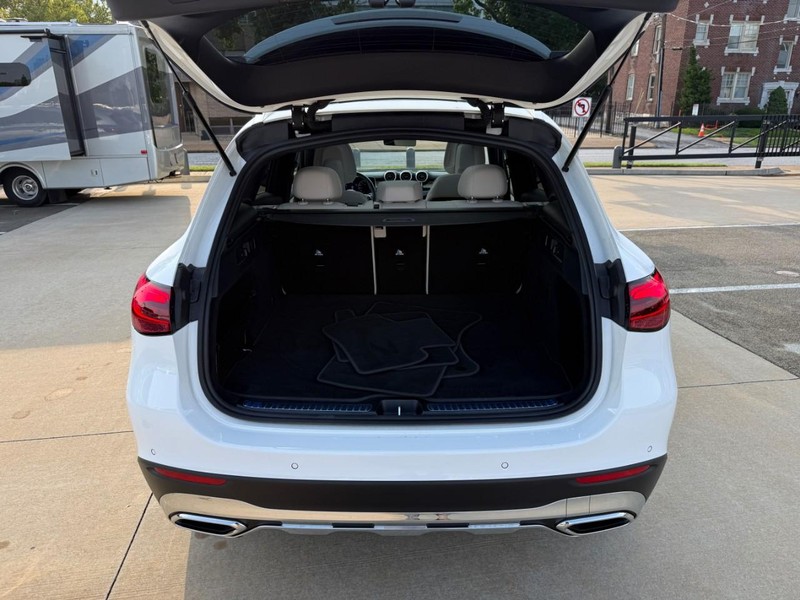 Mercedes-Benz GLC Vehicle Full-screen Gallery Image 8