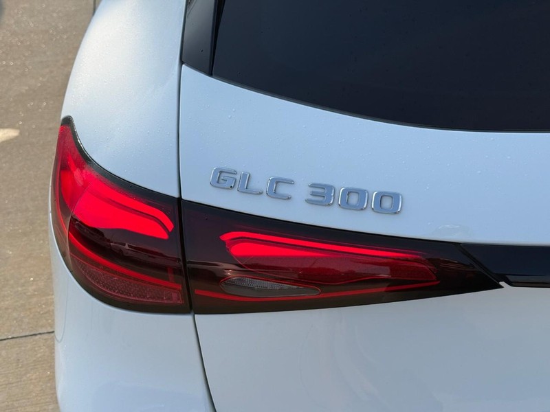 Mercedes-Benz GLC Vehicle Full-screen Gallery Image 10