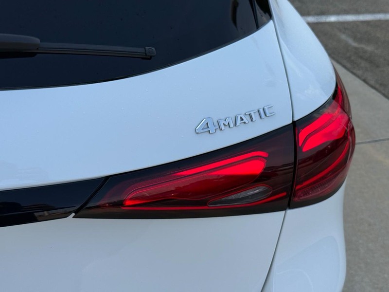 Mercedes-Benz GLC Vehicle Full-screen Gallery Image 11