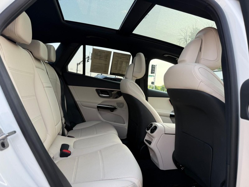 Mercedes-Benz GLC Vehicle Full-screen Gallery Image 12
