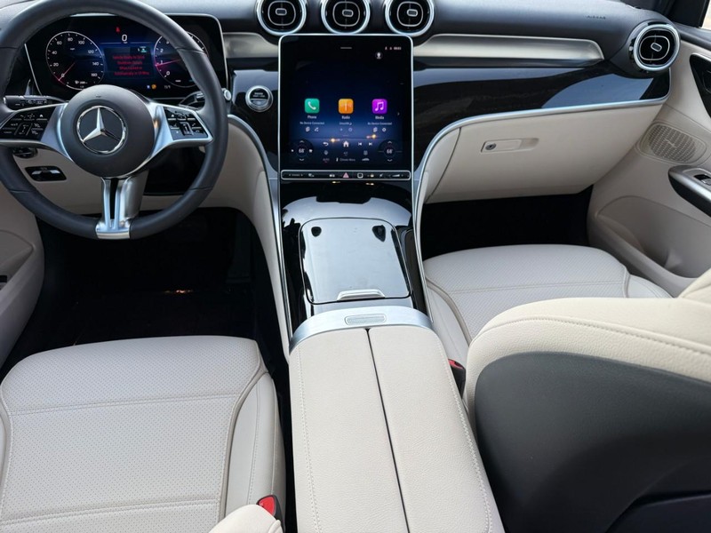 Mercedes-Benz GLC Vehicle Full-screen Gallery Image 13