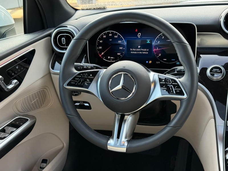 Mercedes-Benz GLC Vehicle Full-screen Gallery Image 14