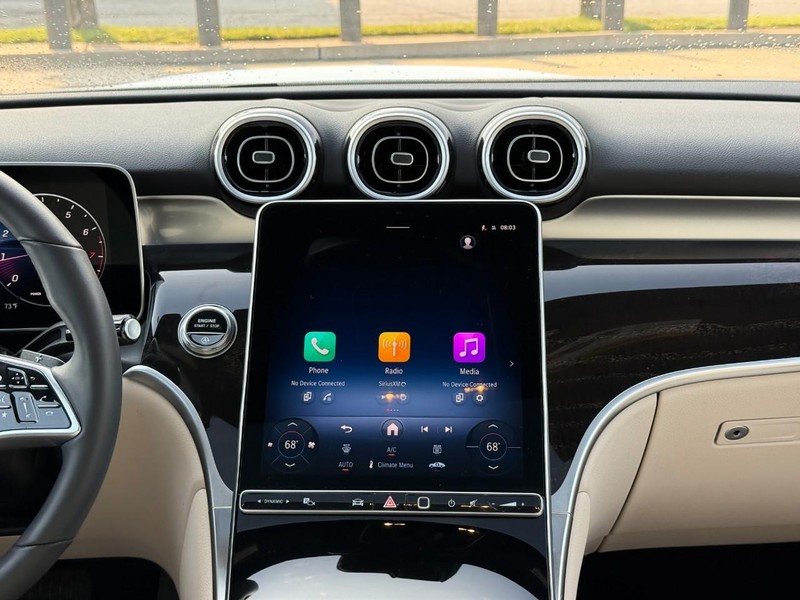 Mercedes-Benz GLC Vehicle Full-screen Gallery Image 15