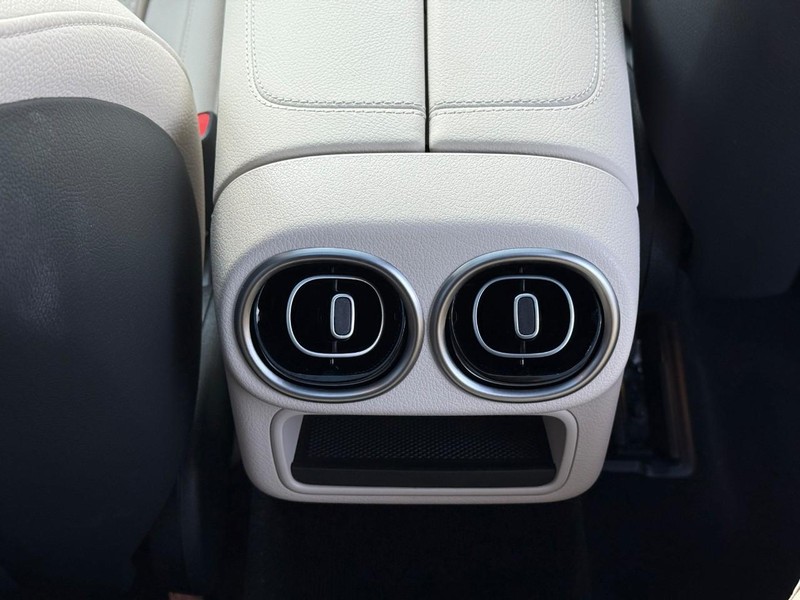 Mercedes-Benz GLC Vehicle Full-screen Gallery Image 17