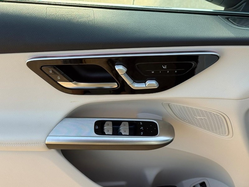 Mercedes-Benz GLC Vehicle Full-screen Gallery Image 18