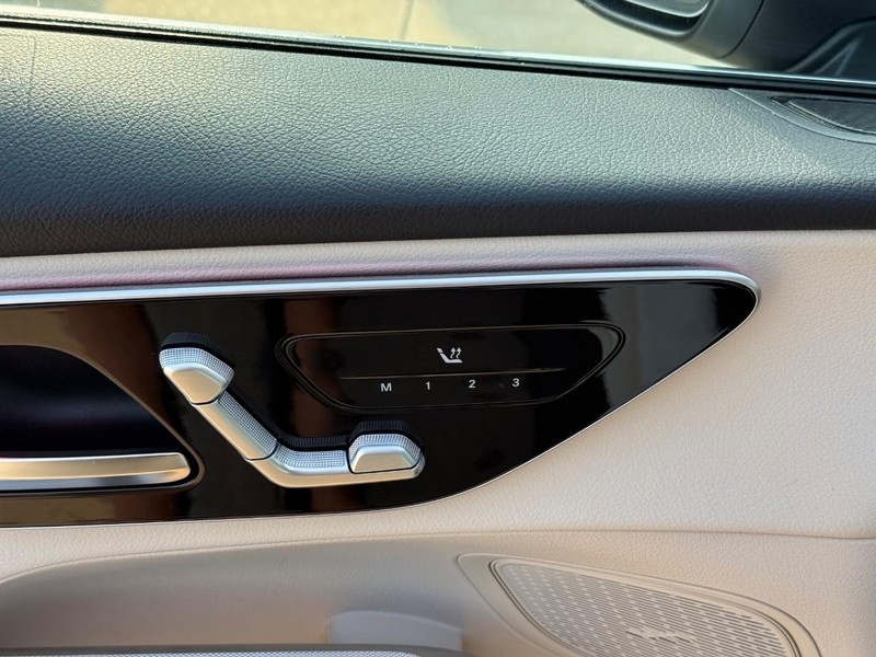 Mercedes-Benz GLC Vehicle Full-screen Gallery Image 19
