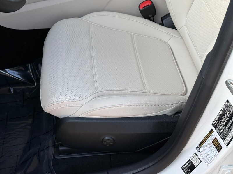 Mercedes-Benz GLC Vehicle Full-screen Gallery Image 20