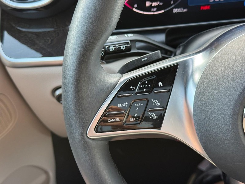 Mercedes-Benz GLC Vehicle Full-screen Gallery Image 21