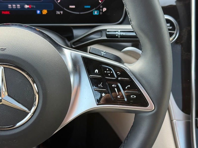 Mercedes-Benz GLC Vehicle Full-screen Gallery Image 22