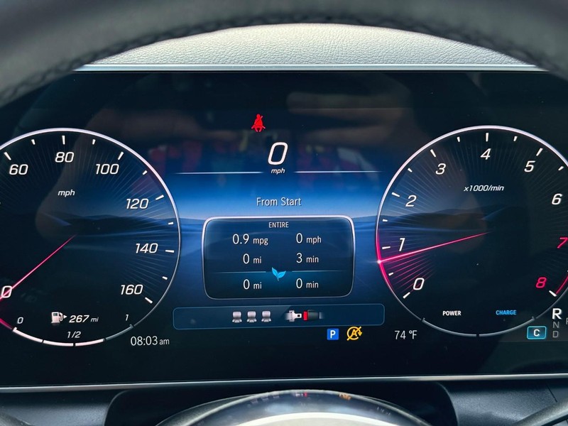 Mercedes-Benz GLC Vehicle Full-screen Gallery Image 23