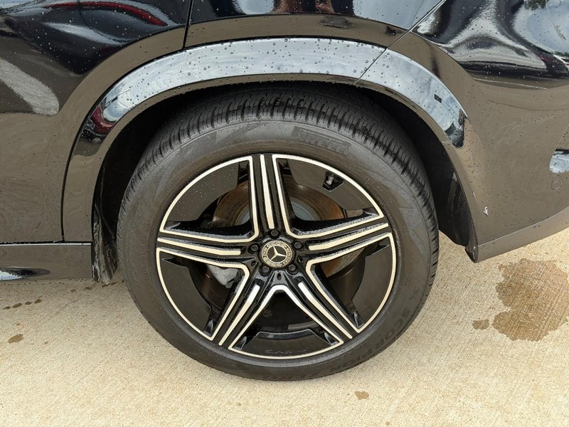 Mercedes-Benz GLE Vehicle Full-screen Gallery Image 9