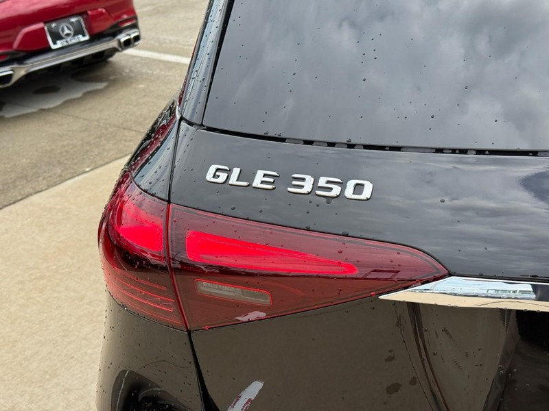 Mercedes-Benz GLE Vehicle Full-screen Gallery Image 10