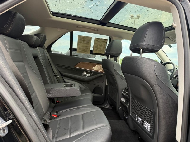 Mercedes-Benz GLE Vehicle Full-screen Gallery Image 12