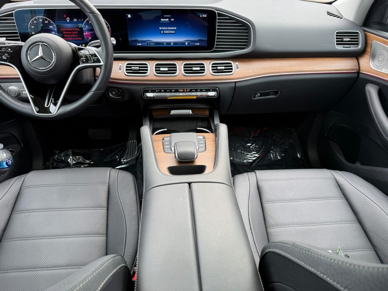 Mercedes-Benz GLE Vehicle Full-screen Gallery Image 13