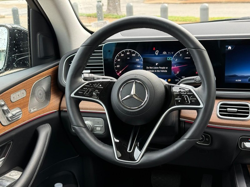 Mercedes-Benz GLE Vehicle Full-screen Gallery Image 14