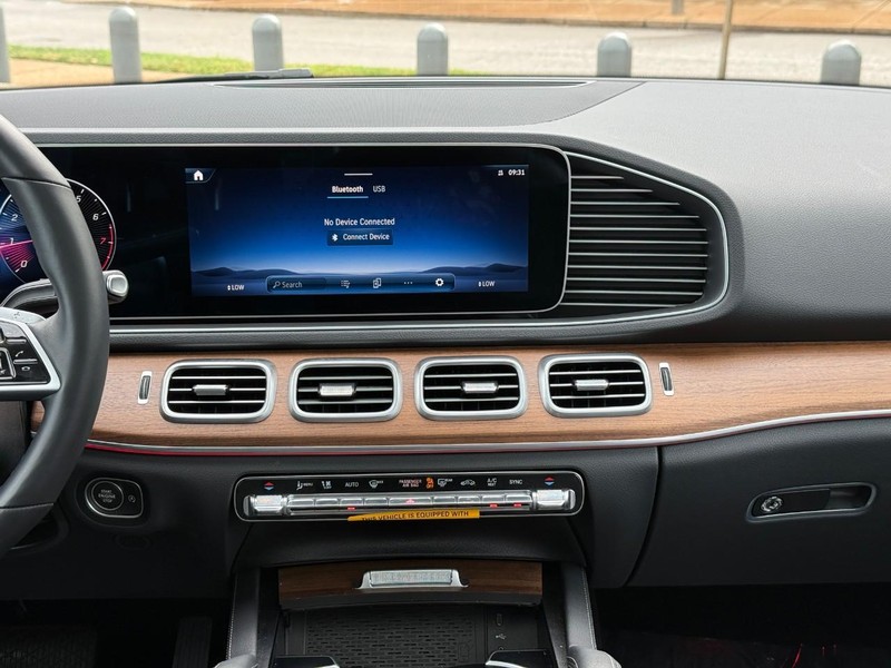 Mercedes-Benz GLE Vehicle Full-screen Gallery Image 15
