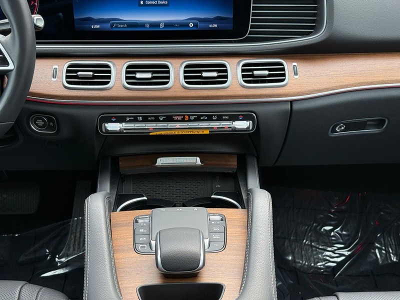 Mercedes-Benz GLE Vehicle Full-screen Gallery Image 16