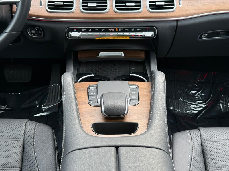 Mercedes-Benz GLE Vehicle Full-screen Gallery Image 17