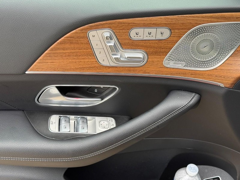 Mercedes-Benz GLE Vehicle Full-screen Gallery Image 18