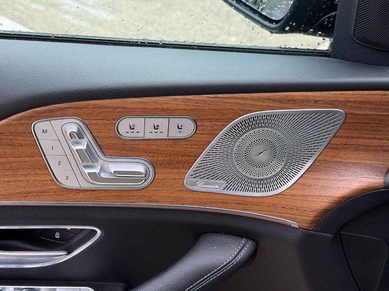 Mercedes-Benz GLE Vehicle Full-screen Gallery Image 19