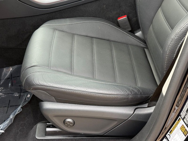 Mercedes-Benz GLE Vehicle Full-screen Gallery Image 21