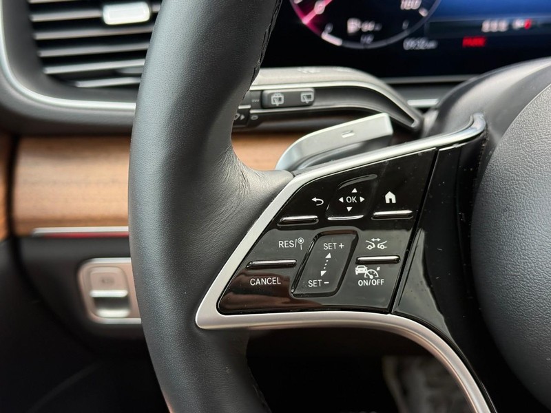 Mercedes-Benz GLE Vehicle Full-screen Gallery Image 22