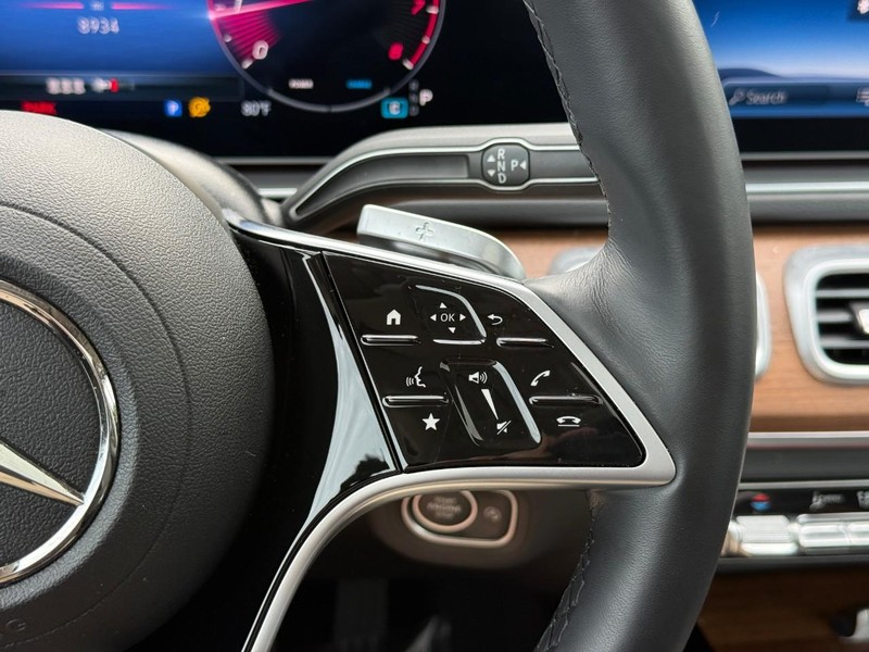 Mercedes-Benz GLE Vehicle Full-screen Gallery Image 23