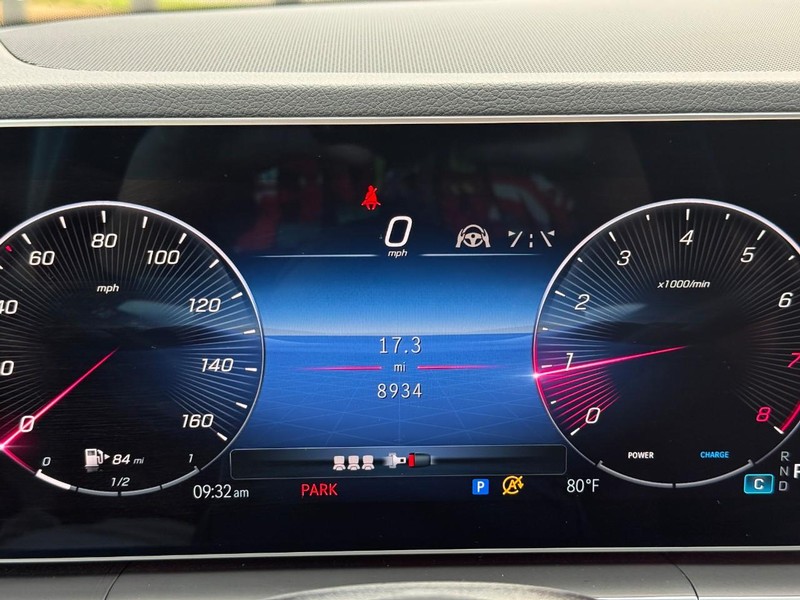 Mercedes-Benz GLE Vehicle Full-screen Gallery Image 24