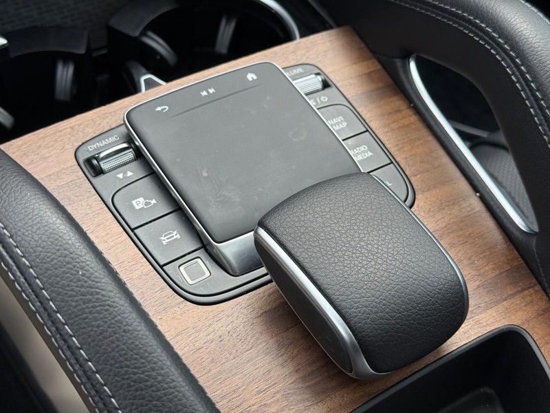Mercedes-Benz GLE Vehicle Full-screen Gallery Image 25
