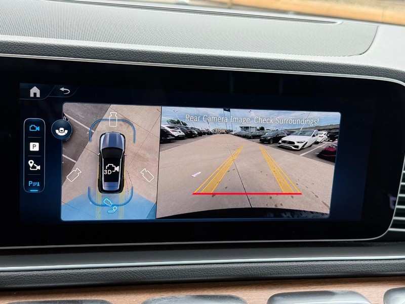 Mercedes-Benz GLE Vehicle Full-screen Gallery Image 26