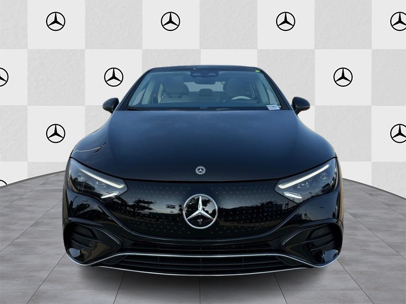 Mercedes-Benz EQE Vehicle Full-screen Gallery Image 7