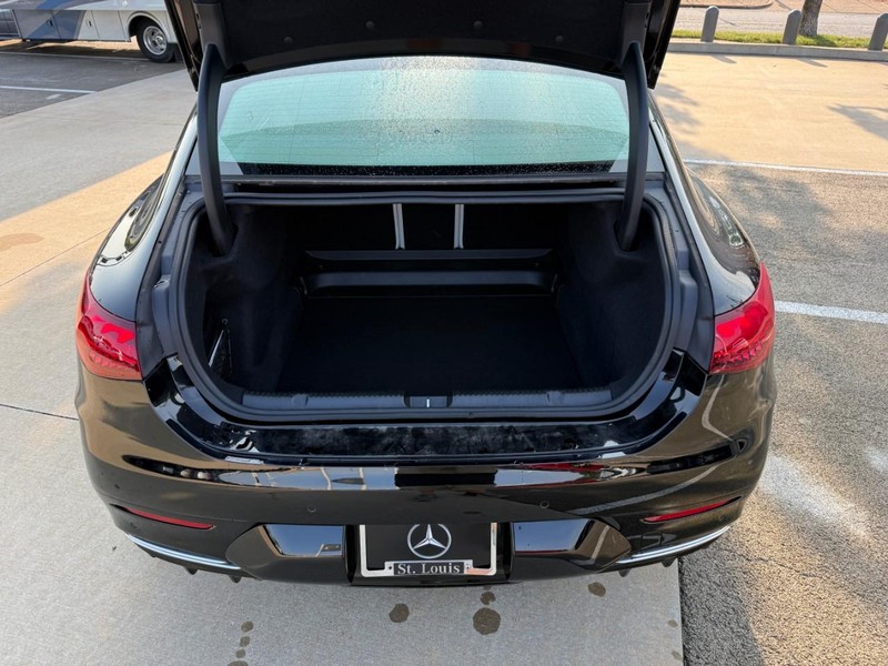 Mercedes-Benz EQE Vehicle Full-screen Gallery Image 8