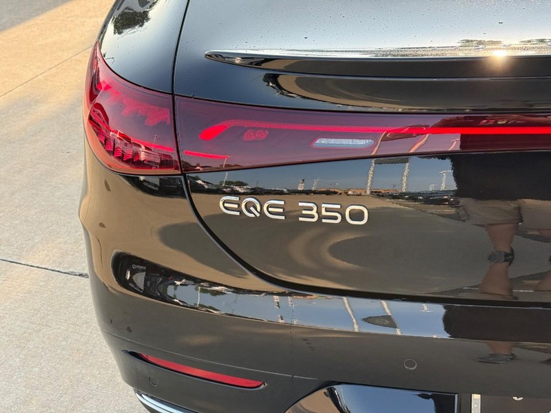 Mercedes-Benz EQE Vehicle Full-screen Gallery Image 10