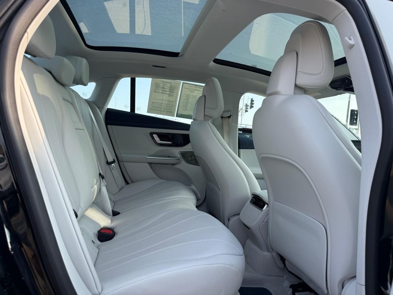 Mercedes-Benz EQE Vehicle Full-screen Gallery Image 12