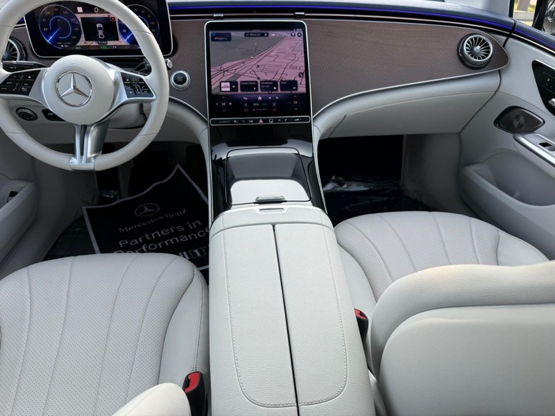 Mercedes-Benz EQE Vehicle Full-screen Gallery Image 13