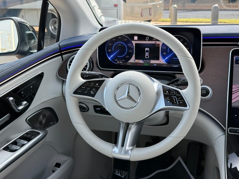Mercedes-Benz EQE Vehicle Full-screen Gallery Image 14