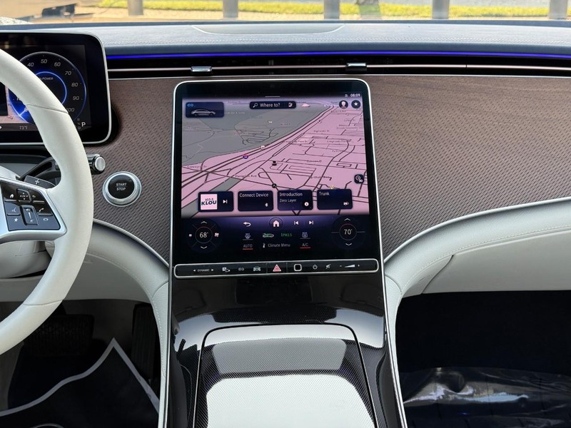 Mercedes-Benz EQE Vehicle Full-screen Gallery Image 15