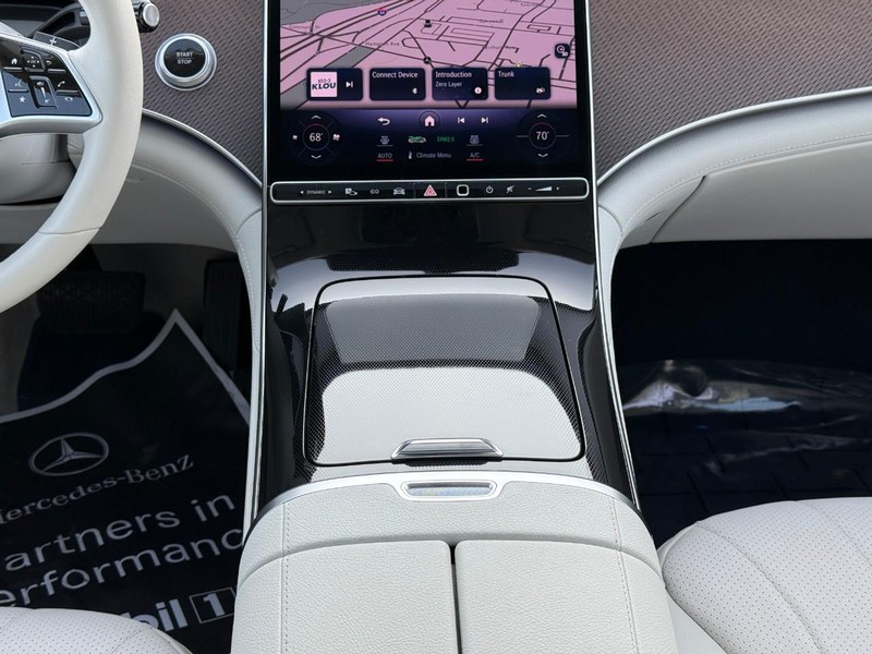 Mercedes-Benz EQE Vehicle Full-screen Gallery Image 16