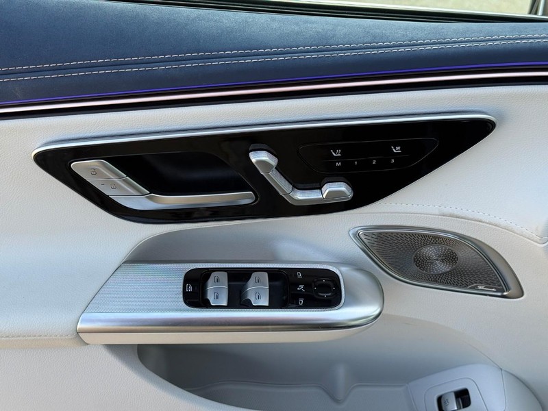 Mercedes-Benz EQE Vehicle Full-screen Gallery Image 17