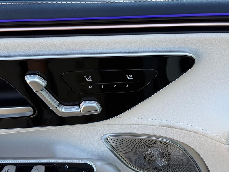Mercedes-Benz EQE Vehicle Full-screen Gallery Image 18