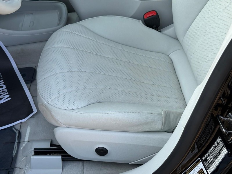 Mercedes-Benz EQE Vehicle Full-screen Gallery Image 19
