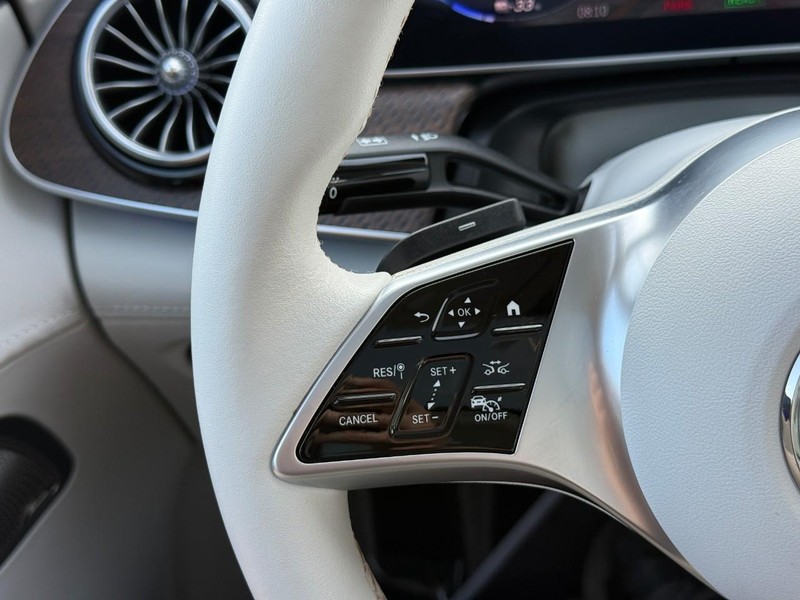 Mercedes-Benz EQE Vehicle Full-screen Gallery Image 20