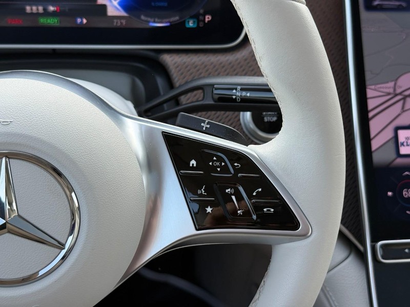 Mercedes-Benz EQE Vehicle Full-screen Gallery Image 21