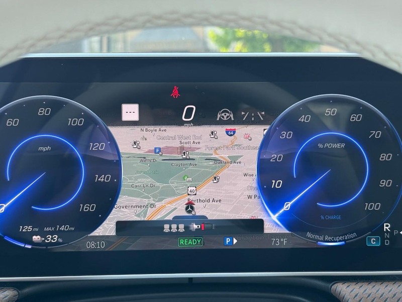 Mercedes-Benz EQE Vehicle Full-screen Gallery Image 23