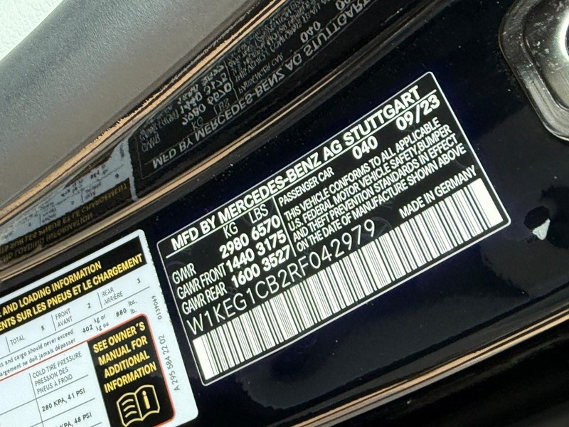 Mercedes-Benz EQE Vehicle Full-screen Gallery Image 24